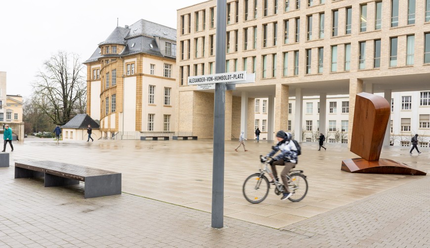  Mit der Benennung des zentralen Platzes zwischen der ULB und der Otto-Berndt-Halle erinnert die TU Darmstadt an den großen Naturforscher Alexander von Humboldt. 