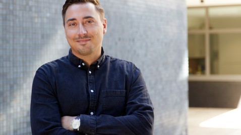 Alexander Tichai schaut in die Kamera