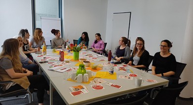 Zu Gast beim Brown Bag Lunch im April: Almudena Arcones (rechts), Professorin für Theoretische Astrophysik an der TU. Bild: Olga Fachinger