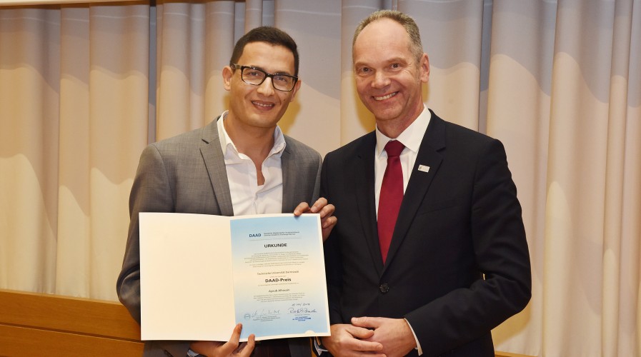 Verleihung des DAAD-Preises 2019: Preisträger Ayoub Alhousin (links) und Professor Ralph Bruder, TU-Vizepräsident für Studium und Lehre.