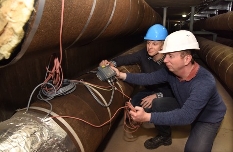 Johannes Oltmanns (li.) und Karsten Kutschera bei Messungen an Fernwärmerohren. Bild: Claus Völker