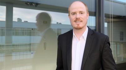 Prof. Thomas Schneider schaut in die Kamera.