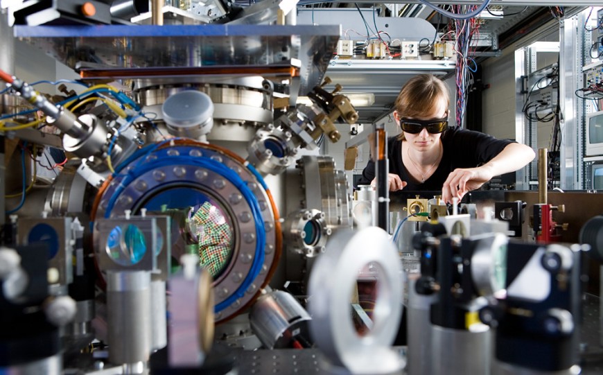 Wissenschaftlerin vor einem Versuchsaufbau. Bild: Katrin Binner.
