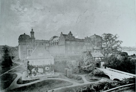 Historische Ansicht des Darmstädter Residenzschlosses um das Jahr 1870. Das Bild zeigt die Nord-Ostseite des Gebäudes. Bild: Stadtarchiv Darmstadt, Fotosammlung.