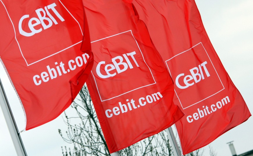 Rote Fahnen der CeBIT 2012. Bild: Rainer Jensen / Deutsche Messe