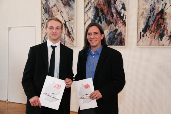 Die Deutsche Bahn legt 2009 ein Stipendiatenprogramm für exzellente Studierende der Ingenieurwissenschaften und Informatik der TU Darmstadt auf und belohnt Leistung mit ein bis drei Jahre langer finanzieller Unterstützung sowie mit Praktika. Michael Walter (links) und Jan-Pieter Keogh (rechts) sind 2009 die beiden ersten Stipendiaten. Bild: Katrin Rothe