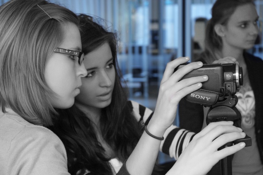Girls Discover Technology - Die Schülerinnen drehen Videos über den Berufsalltag von Ingenieurinnen. Bild: PtU / TU Darmstadt