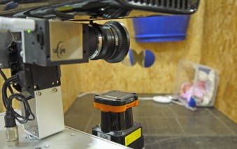 Die Kamera eines Roboters schaut auf eine Puppe. Bild: Mark Sollweck