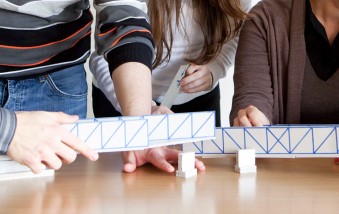 Studierende bauen ein Model zusammen. Bild: Katrin Binner