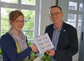 Kanzler Manfred Efinger gratuliert Hanna-Marei Steininger zur 1000. Mobilitätskarte. Bild: Patrick Bal