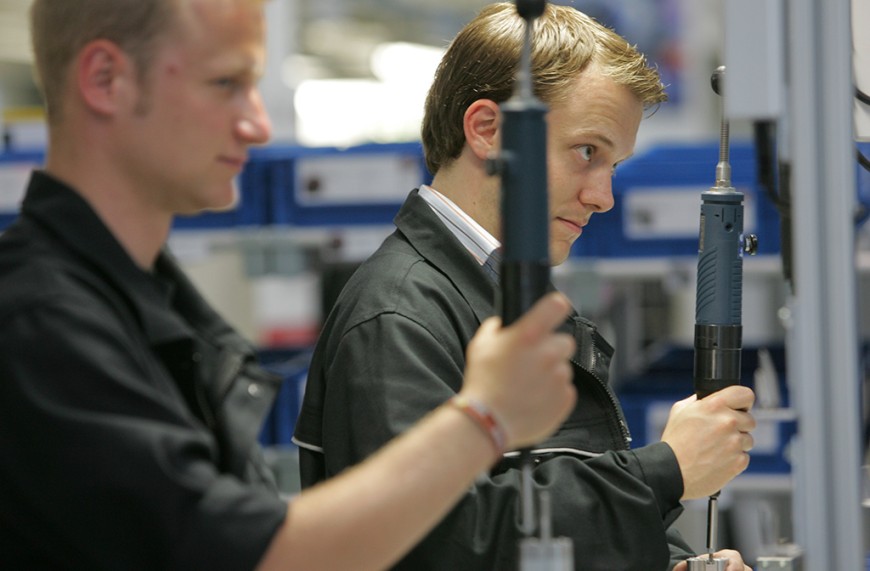 Arbeiter an Maschinen. Bild: Andreas Arnold