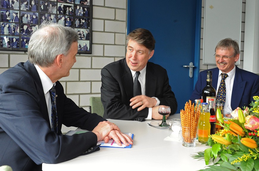 Chemiker Paul T. Anastas (m.) im Gespräch. Bild: Claus Völker