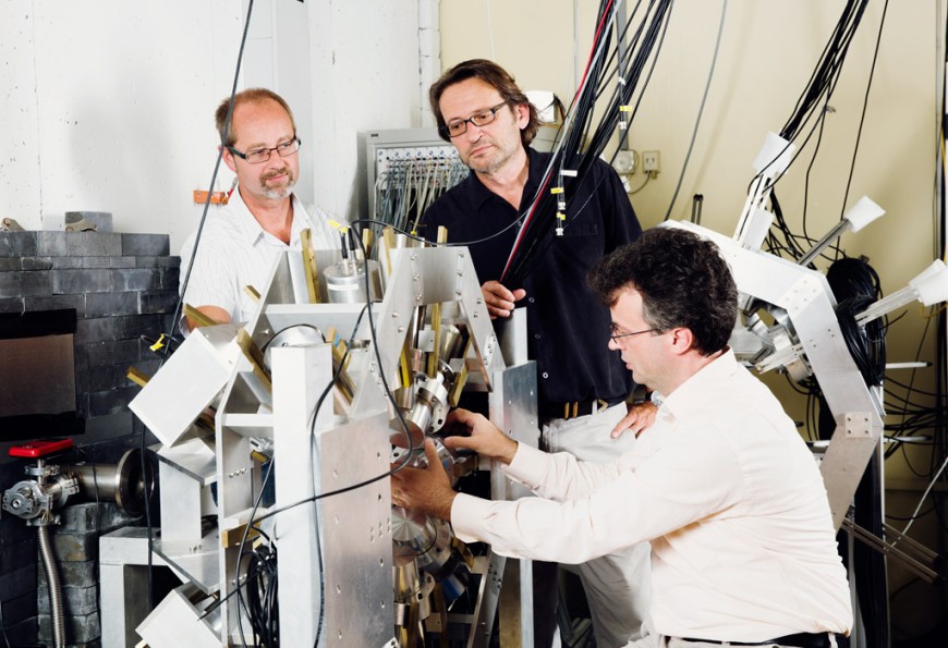 Prof. Norbert Pietralla, Prof. Thomas Aumann und Privatdozent Dr. Heiko Scheit im Labor. Bild: Katrin Binner