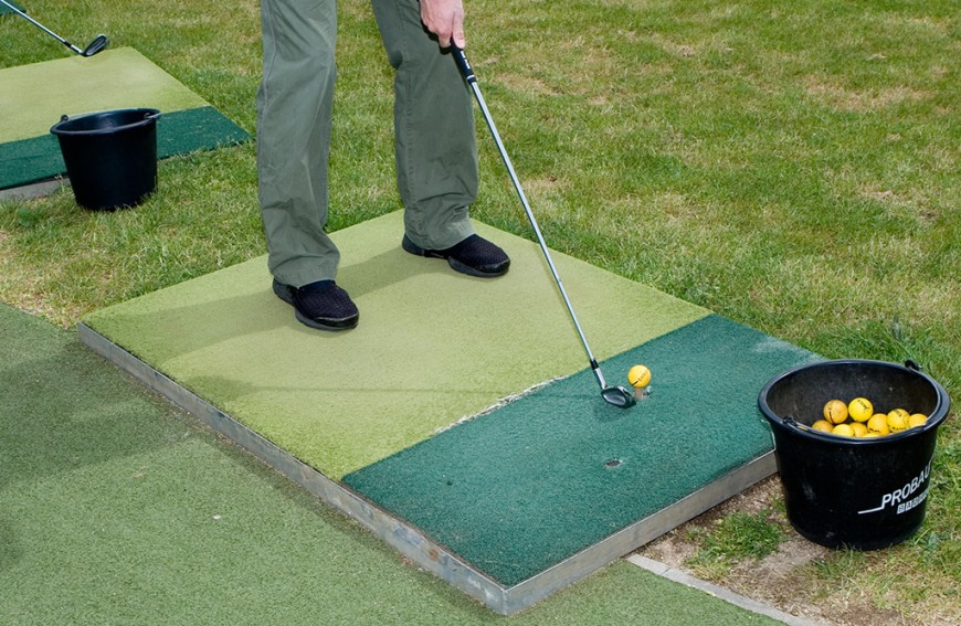 Ein Golfspieler legt zum Schlag an. Bild: Katrin Binner