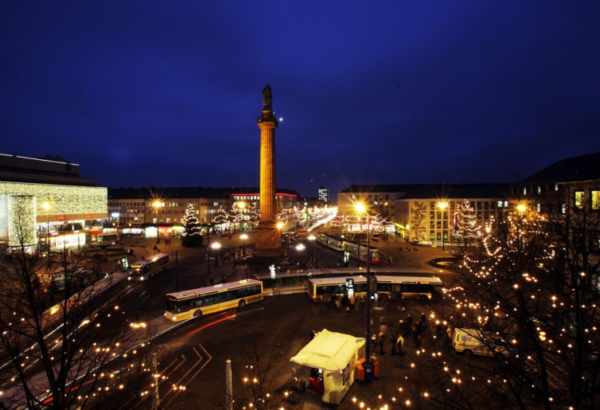 Der Luisenplatz bei Nacht in der Weihnachtszeit. Bild: Andreas Arnold