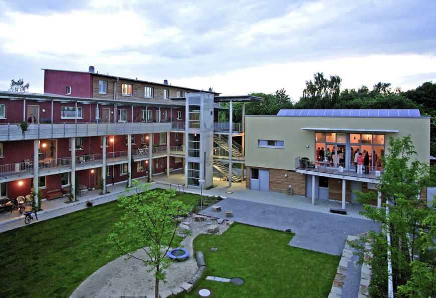 Blick in den Innenhof der Wohnanlage WohnreWIR Tremonia in Dortmund. Im Gemeinschaftshaus (rechts) treffen sich die Bewohner. (Bild: C. Suhan)