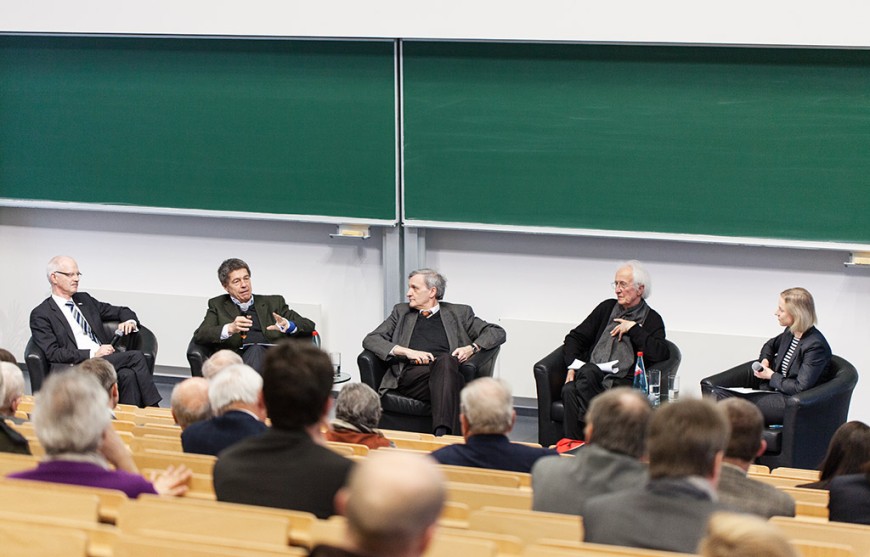 Podiumsdiskussion im Maschinenhaus: (v.l.n.r.) TU-Präsident Prof. Hans Jürgen Prömel, Prof. Joachim Sauer, Dr. Thomas Geelhaar, Prof. Helmut Schwarz und Moderatorin Marion Schmidt. Bild: Sandra Junker