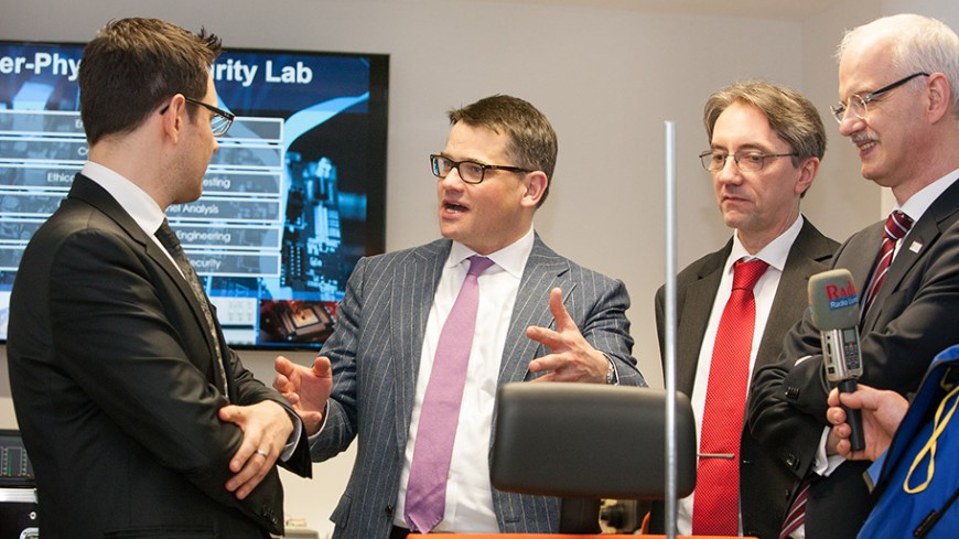 Wissenschaftsminister Boris Rhein (Mitte) zu Besuch im Cyber-Physical Security Lab am LOEWE-Zentrum CASED in Darmstadt. Bild: Catharina Frank