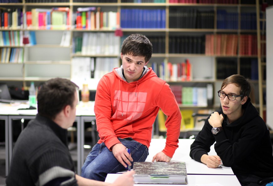 Drei Studierende des Fachbereichs Maschinenbau sitzen an einem Tisch. (Bild: Jan Ehlers)