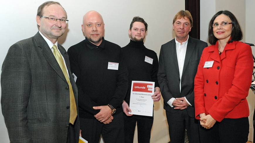 1. Preis: „Photoreaktive Nassfestmittel für Papier“: v.l.n.r. Andreas Brumby (Umicore AG & Co. KG), die Preisträger Prof. Markus Biesalski und Michael Jocher, Prof. Peter Buxmann (Leiter HIGHEST) u. TU-Vizepräsidentin Prof. Mira Mezini. Bild: Claus Völker