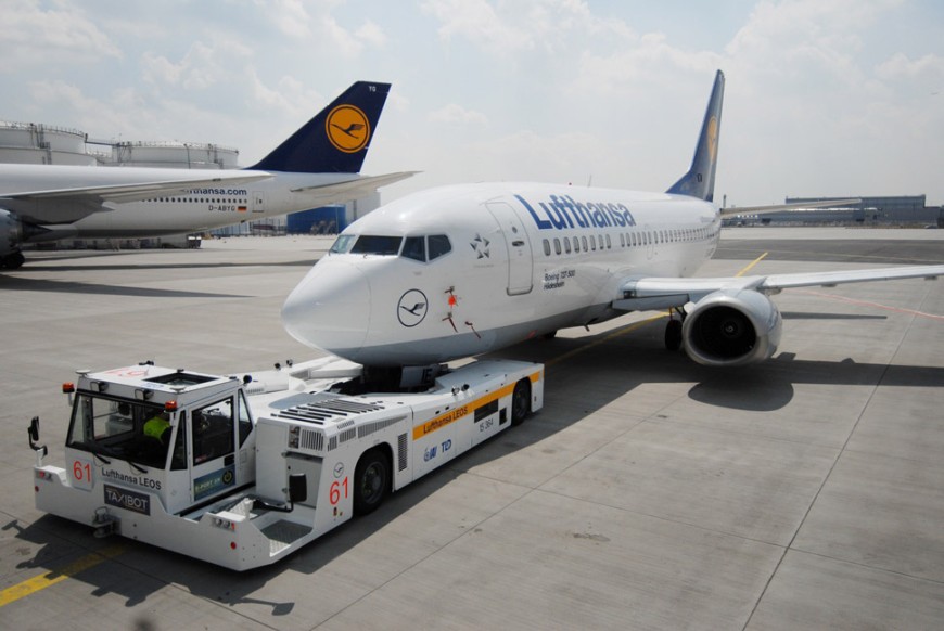 TaxiBot schleppt Flugzeug. Bild: Lufthansa LEOS