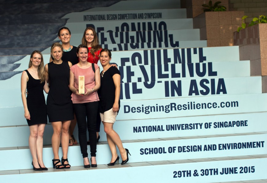 Junge Menschen stehen mit einem Award auf einer Treppe. Bild: Designing Resilience in Asia 2015