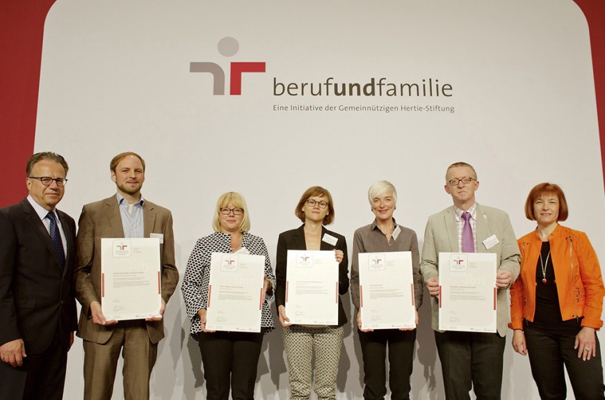 Gruppenbild mit Preisträgern des Zertifikats "Familiengerechte Hochschule". Bild: berufundfamilie