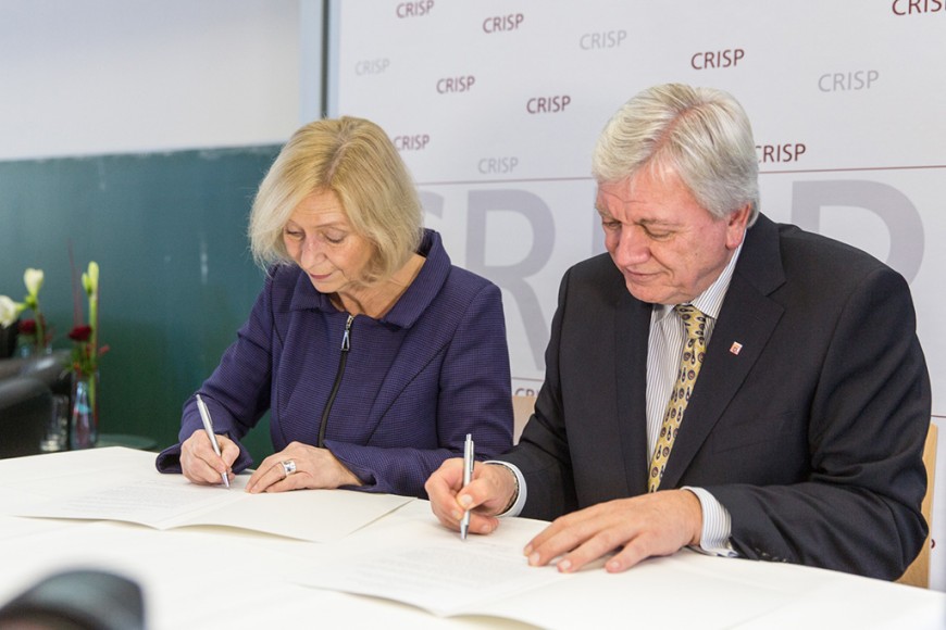 Bundesforschungsministerin Johanna Wanka und Ministerpräsident Volker Bouffier unterzeichnen die Erklärung zur gemeinsamen Förderung von CRISP. Bild: Felipe Fernandes