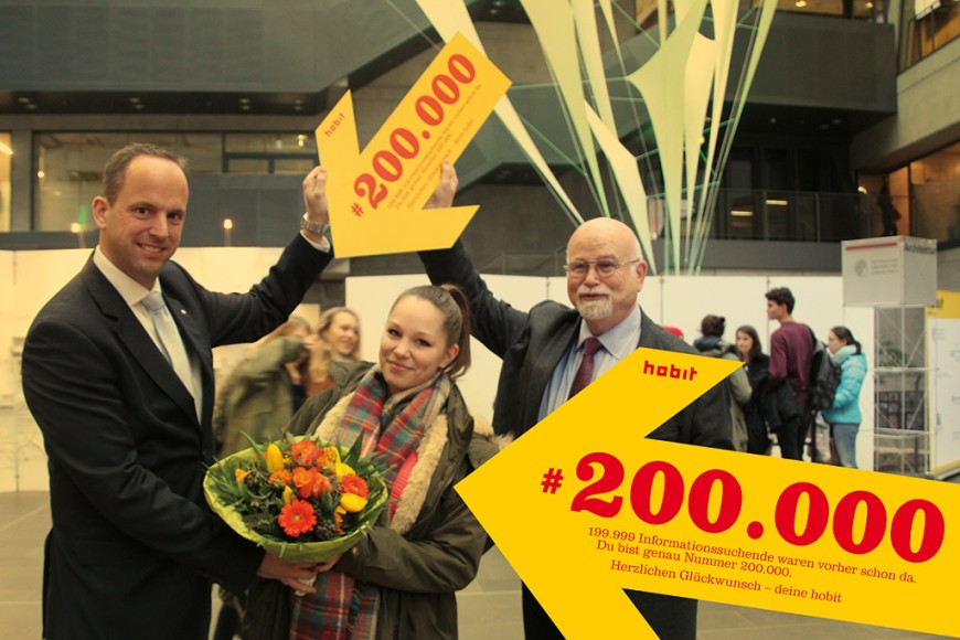 Die 200.000 Besucherin: hobit-Projektleiter Prof. Bernhard Meyer (r.) und Lars Wöhler, Geschäftsführer des darmstadtiums, begrüßen Irina Alt zur 19. hobit. Bild: Jenny Horczyk