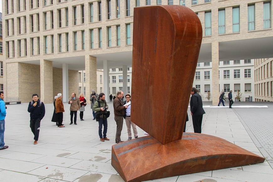 Skulptur „Büste“ auf dem Platz vor der ULB. Bild: Paul Glogowski