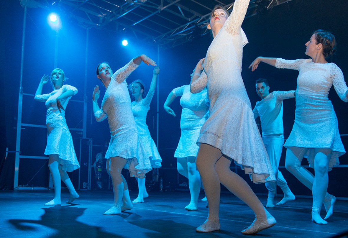 Tänzerinnen auf der Bühne im blauen Licht. Bild: Patrick Bal