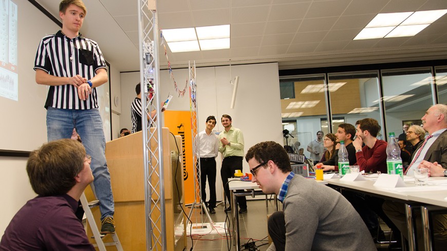 Studierende präsentieren selbst gebaute Kletterroboter. Bild: Nadia Rückert