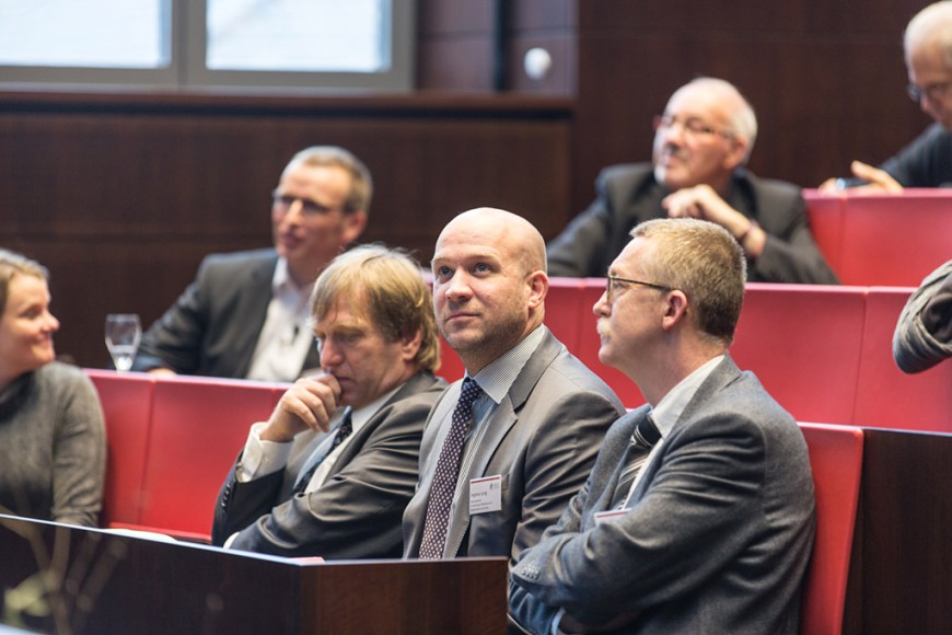 Wiedereröffnung des Hörsaals: Ingmar Jung, Staatssekretär im Hessischen Ministerium für Wissenschaft und Kunst (Mitte) und TU-Kanzler Dr. Manfred Efinger (rechts). Bild: Felipe Fernandes