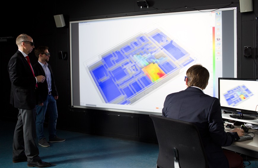 Wissenschaftler tragen 3D-Brillen und schauen auf eine Gebäudesimulation auf einer Leinwand. Bild: Katrin Binner