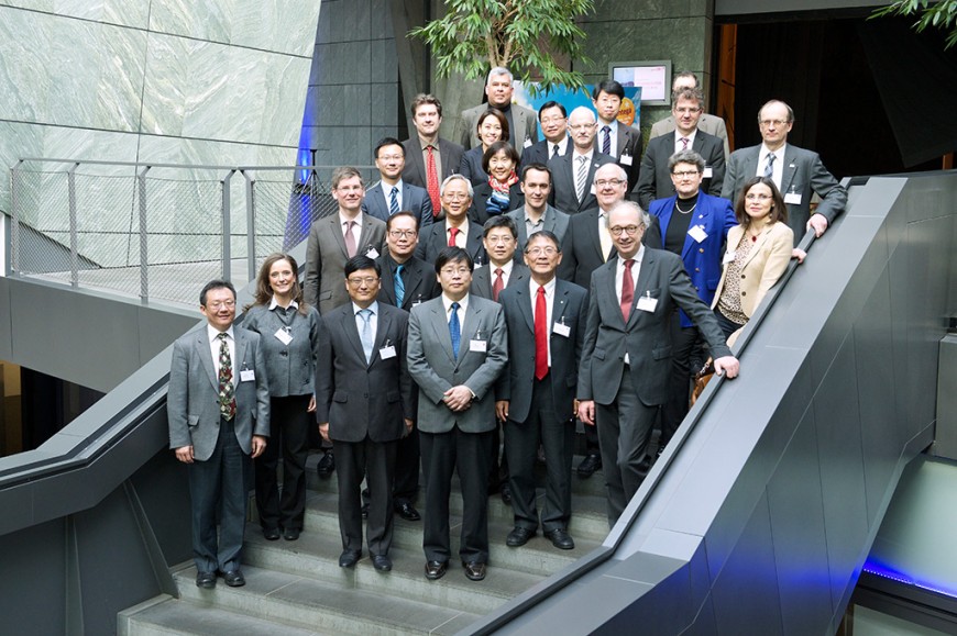 Dr. Yi-Bing Lin, der taiwanesische Vizeminister für Wissenschaft und Technologie (erste Reihe, vierter. v.l.), und seine Delegation zu Besuch in Darmstadt. Bild: Tobias Scholl
