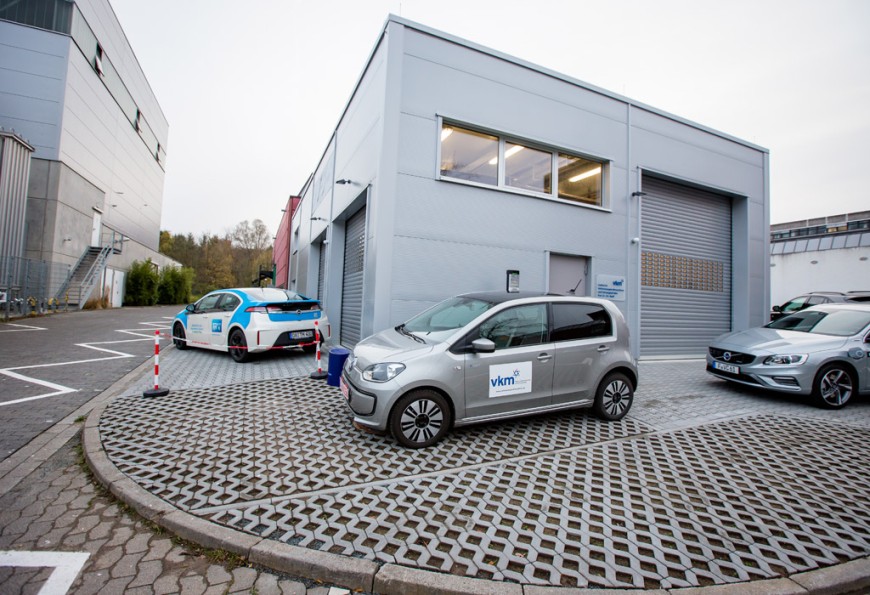 Das E-Mobility und Hybrid-Center. Bild: Gregor Rynkowski
