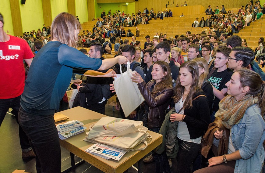 Begrüßungstaschen werden bei der Erstsemesterbegrüßung verteilt. Bild: Patrick Bal