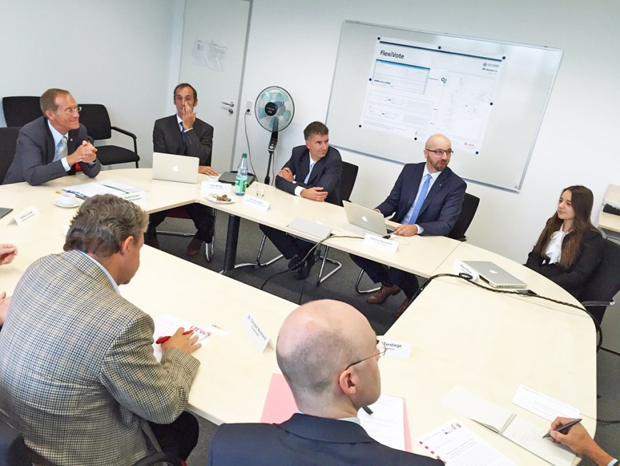 Staatsminister Axel Wintermeyer zu Besuch beim LOEWE-Projekt FlexiVote. Bild: Staatskanzlei
