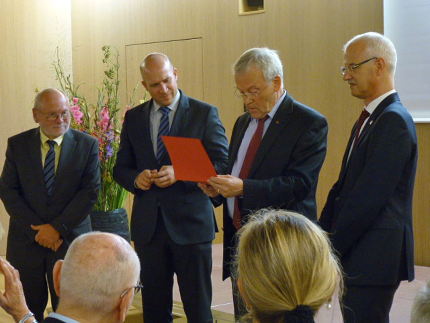 V.li.n.re.: Dr. Hans-Georg Nolte-Fischer, Staatssekretär Ingmar Jung, Prof. Joachim-Felix Leonhard und TU-Präsident Hans Jürgen Prömel. Bild: Bernhard Schmitt