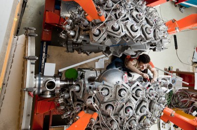 Ein Forscher schraubt an einem Crystall Ball Detector. Bild: Katrin Binner