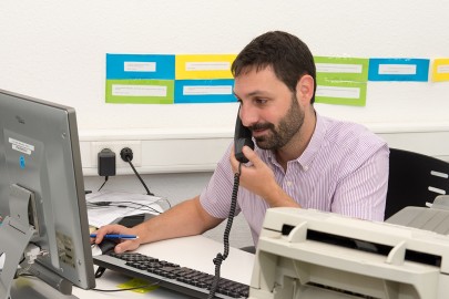 Moisés Reverón von der Wohnraumhotline des Studierendenwerks nimmt private Wohnangebote an. Bild: Patrick Bal