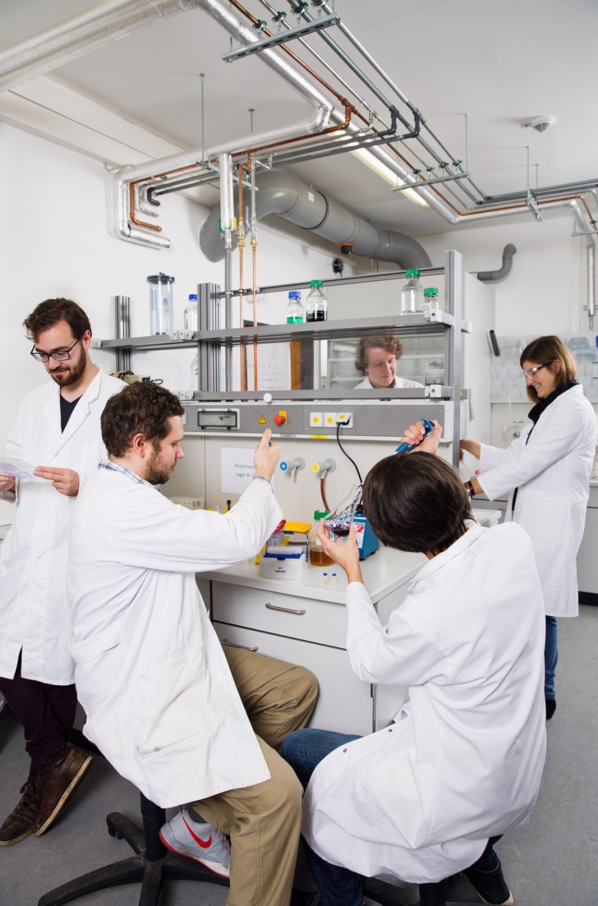 Studenten der iGEM Gruppe im Labor. Bild: Katrin Binner