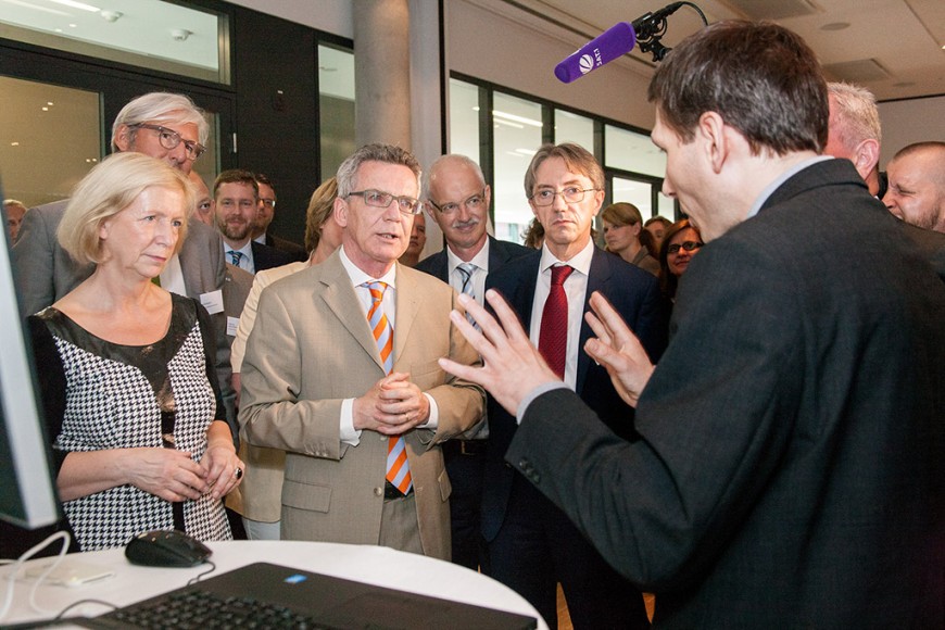 Aktuelle IT-Sichheitsforschung im Fokus: Bundesforschungsministerin Johanna Wanka und Bundesinnenminister Thomas de Maizière zu Besuch in Darmstadt. Bild: Catharina Frank