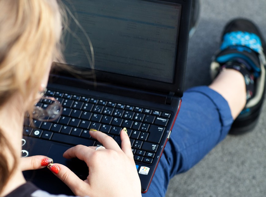 Studentin mit Laptop. Bild: Katrin Binner