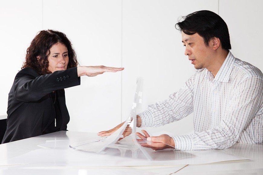 Prof. Dr. Yungsheng Su (rechts), Visiting Chair am Fachbereich Architektur, Fachgebiet Entwerfen und Stadtentwicklung, und Prof. Dr.-Ing. Annette Rudolph-Cleff, Leiterin des Fachgebiets. Bild: Sandra Junker