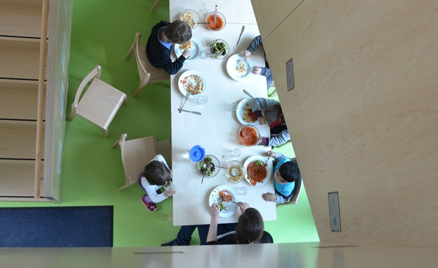 Essende Kinder im Kinderhaus Stadtmitte der TU Darmstadt. Bild: Yvonne Fischer