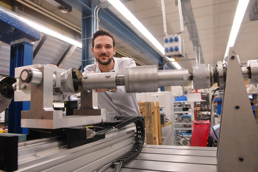 Dipl.-Ing. Stéphane Foulard, M.Sc an einem Prüfstand im Fachbereich Maschinenbau. Bild: Guido Schiek