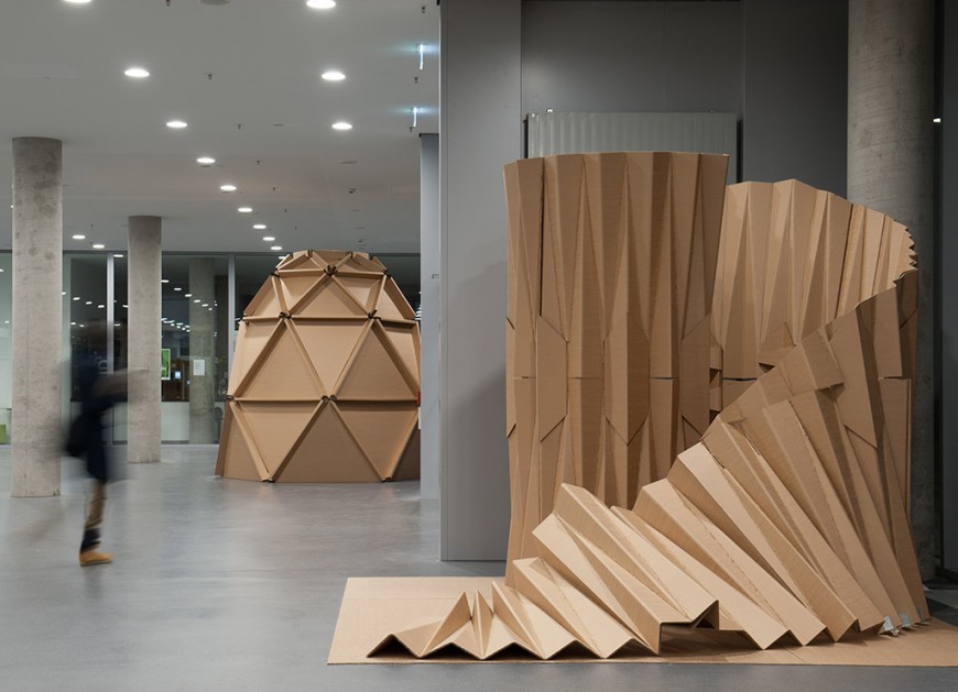 „Virtual Time Tunnel“ aus Pappe-Faltkonstruktionen. Ausstellung im Hörsaal- und Medienzentrum. Bild: Adrian Zimmermann