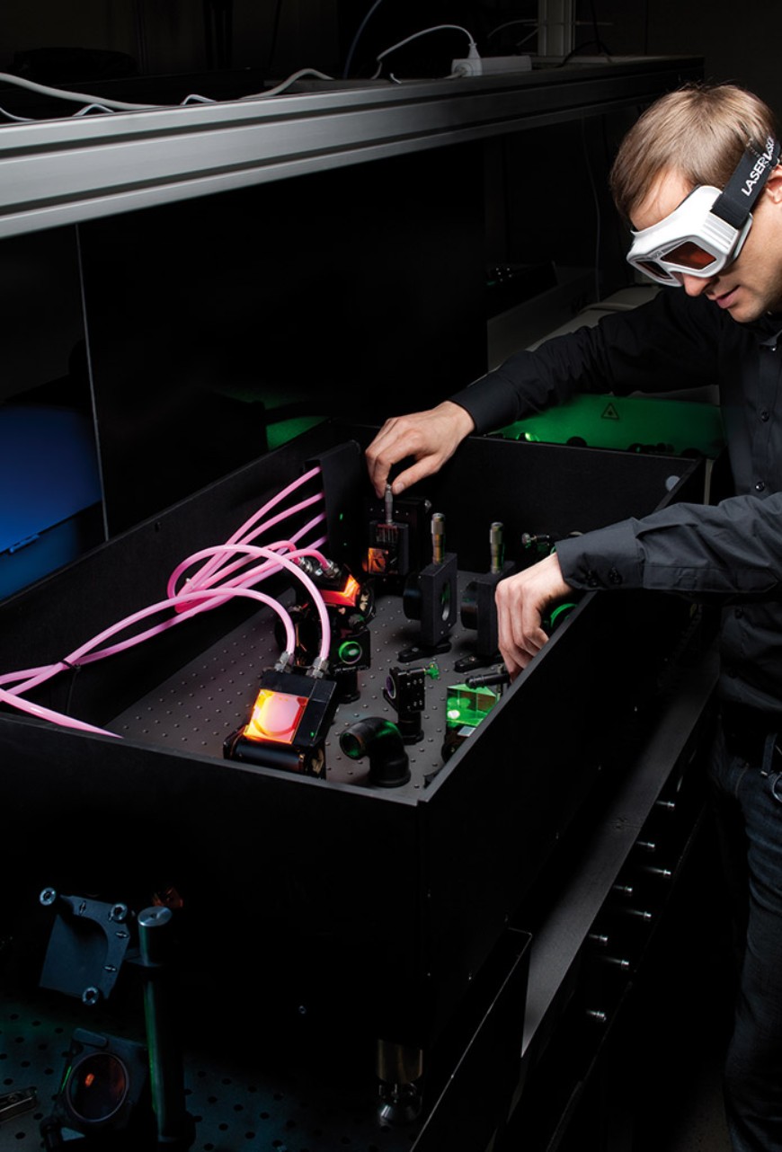 Ein Wissenschaftler justiert eine Vorrichtung zur Messung mit Laserlicht. Bild: Katrin Binner