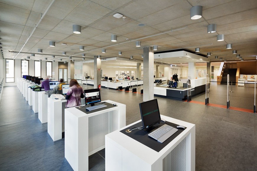 Die Ausleihe mit Rechercheplätzen in der Universitäts- und Landesbibliothek der TU Darmstadt. Bild: Thomas Ott